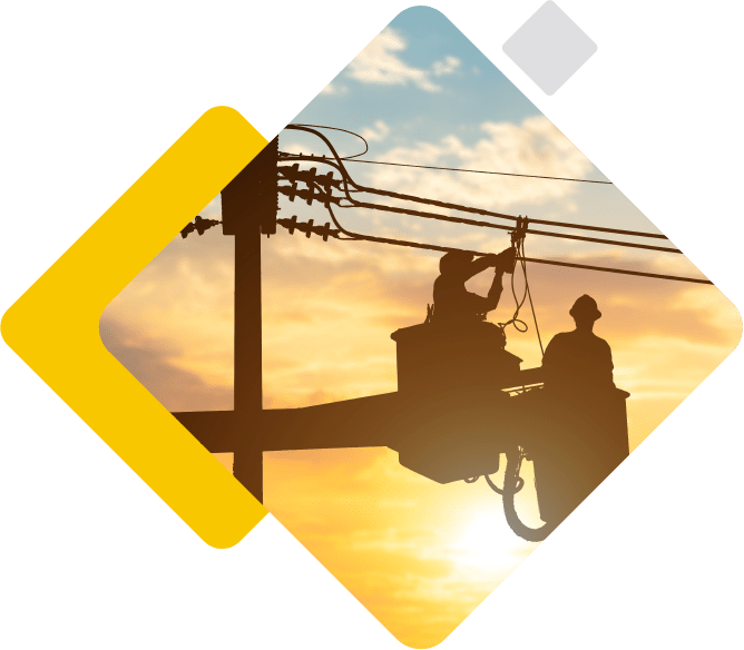 Obreros trabajando en tensión