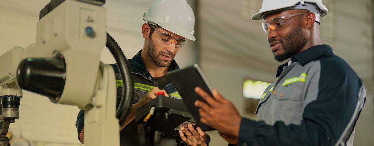 Dos de nuestros empleados realizando los servicios que ofrecemos, como en está ocasión mantenimiento preventivo