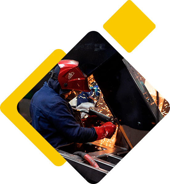 Aresmare uno de nuestros trabajadores soldando