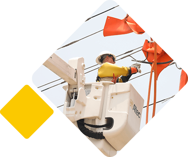 Servicios Altec, uno de nuestros trabajadores realizando trabajos en tensión